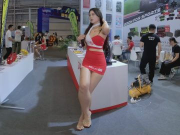 东莞车展 珠圆玉润 Plump and cute car models at Dongguan AIT Modification Exhibition