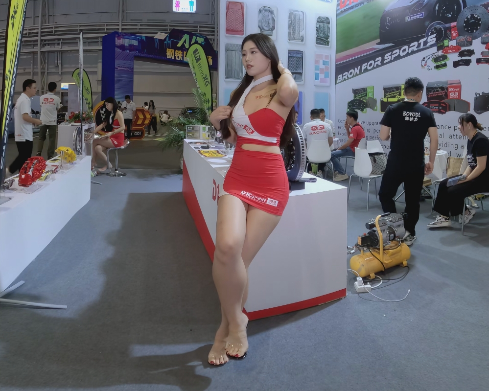 东莞车展 珠圆玉润 Plump and cute car models at Dongguan AIT Modification Exhibition