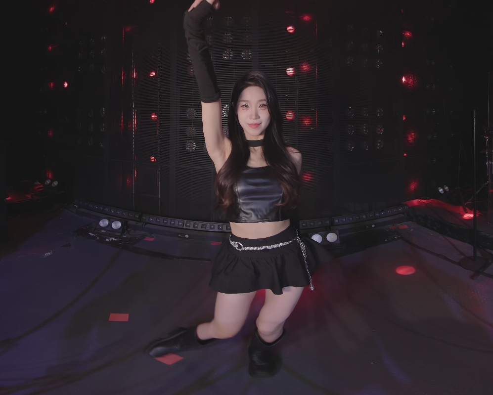 vr少女 跳舞 Pretty girl performing dance