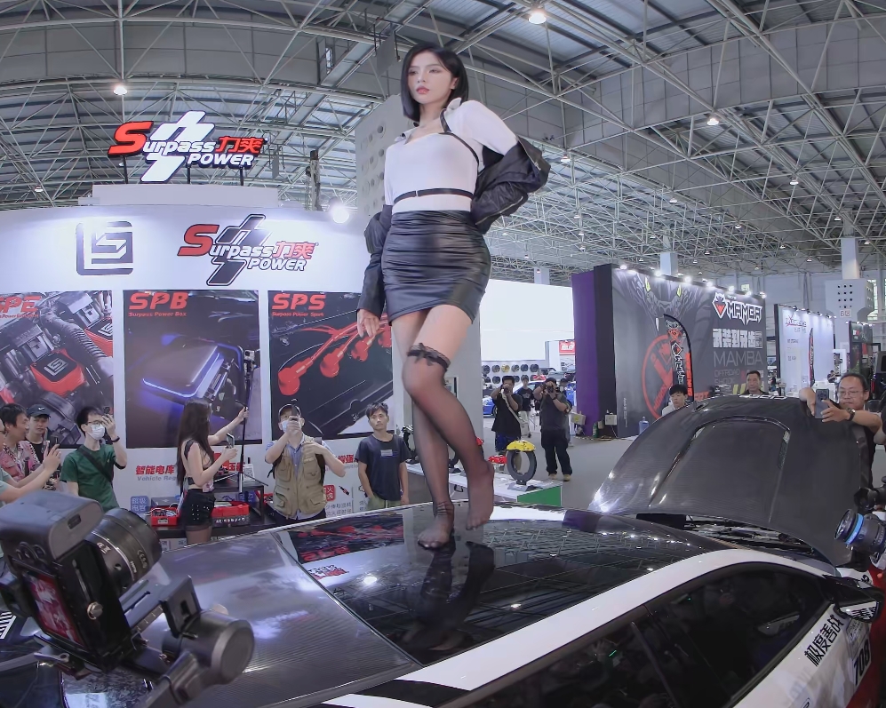 Racing model on top of the racing car 车顶上的绝美模特