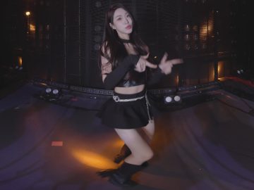 Sweet girl dancing in short skirt 短裙甜美女孩