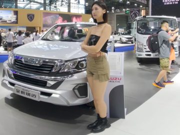 高挑车模 Tall girl at the auto show 3D VR