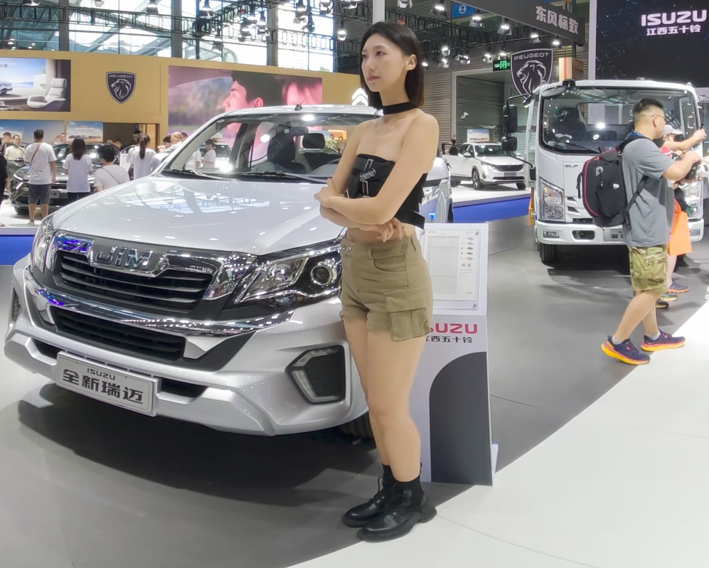 高挑车模 Tall girl at the auto show 3D VR